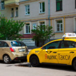 В России могут запретить долгую стоянку такси в жилой зоне